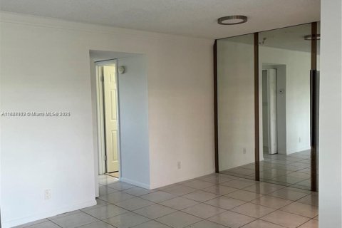Condo in Hollywood, Florida, 1 bedroom  № 1933118 - photo 5