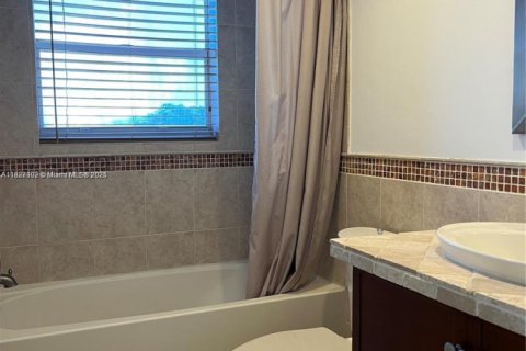 Condo in Hollywood, Florida, 1 bedroom  № 1933118 - photo 9