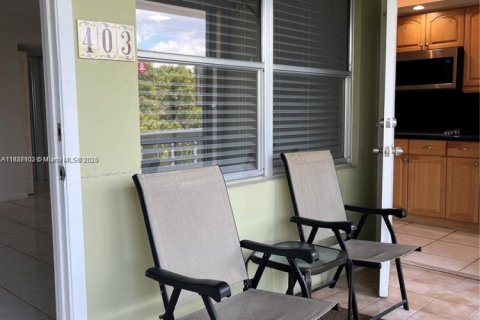 Condo in Hollywood, Florida, 1 bedroom  № 1933118 - photo 1