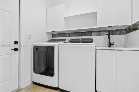 Casa en venta en Cape Coral, Florida, 4 dormitorios, 174.66 m2 № 2030556 - foto 7