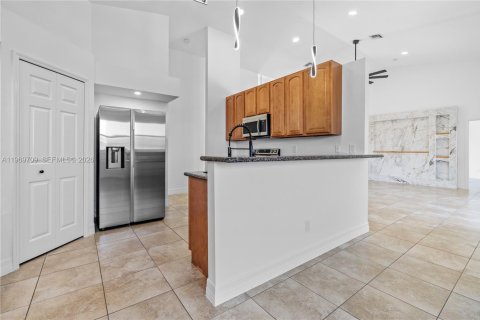 Casa en venta en Cape Coral, Florida, 4 dormitorios, 174.66 m2 № 2030556 - foto 15