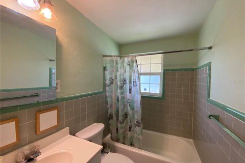 House in Edgewater, Florida 4 bedrooms, 137.5 sq.m. № 262225 - photo 19