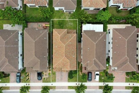 Casa en venta en Hialeah, Florida, 4 dormitorios, 226.03 m2 № 1748682 - foto 3