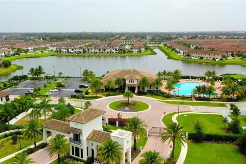 Casa en venta en Hialeah, Florida, 4 dormitorios, 226.03 m2 № 1748682 - foto 17