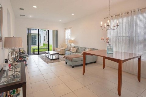 Casa en venta en Hialeah, Florida, 4 dormitorios, 226.03 m2 № 1748682 - foto 20