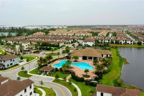 Casa en venta en Hialeah, Florida, 4 dormitorios, 226.03 m2 № 1748682 - foto 13