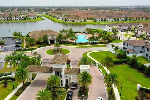 Casa en venta en Hialeah, Florida, 4 dormitorios, 226.03 m2 № 1748682 - foto 5