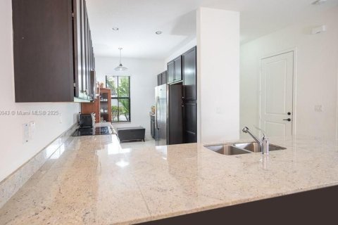 Casa en venta en Hialeah, Florida, 4 dormitorios, 226.03 m2 № 1748682 - foto 25