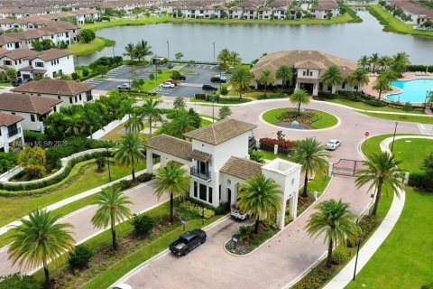 Casa en venta en Hialeah, Florida, 4 dormitorios, 226.03 m2 № 1748682 - foto 6