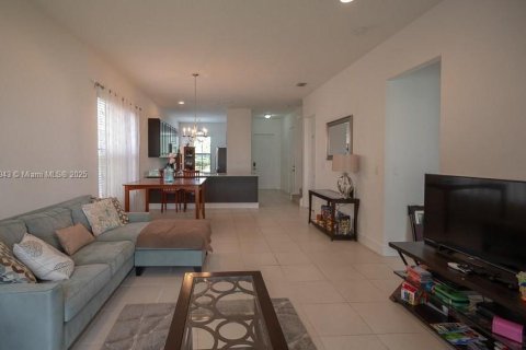 Casa en venta en Hialeah, Florida, 4 dormitorios, 226.03 m2 № 1748682 - foto 29