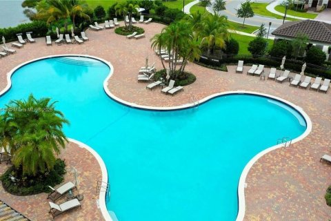 Casa en venta en Hialeah, Florida, 4 dormitorios, 226.03 m2 № 1748682 - foto 12