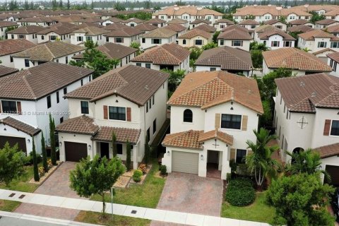 Casa en venta en Hialeah, Florida, 4 dormitorios, 226.03 m2 № 1748682 - foto 9
