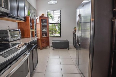 Casa en venta en Hialeah, Florida, 4 dormitorios, 226.03 m2 № 1748682 - foto 26
