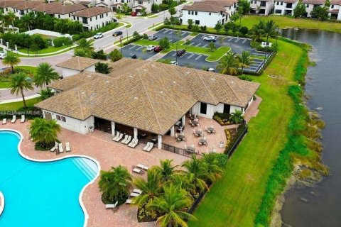 Casa en venta en Hialeah, Florida, 4 dormitorios, 226.03 m2 № 1748682 - foto 14