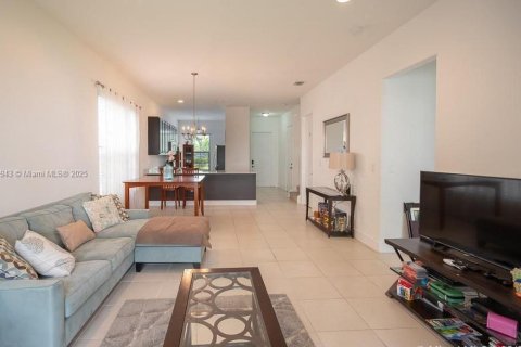 Casa en venta en Hialeah, Florida, 4 dormitorios, 226.03 m2 № 1748682 - foto 30
