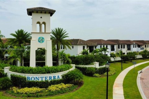 Casa en venta en Hialeah, Florida, 4 dormitorios, 226.03 m2 № 1748682 - foto 4