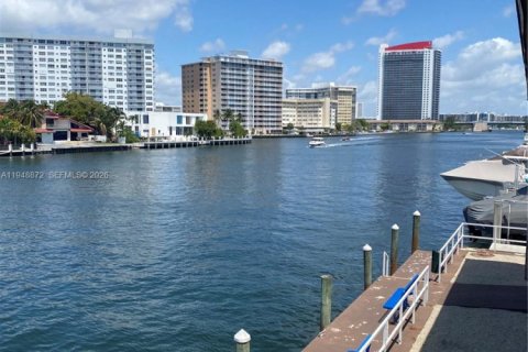 Студия в кондо в Халландейл-Бич, Флорида № 2004822