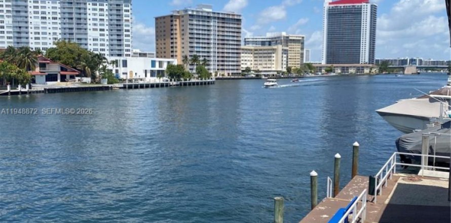 Студия в кондо в Халландейл-Бич, Флорида № 2004822