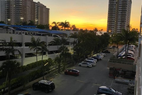 Снять в аренду кондоминиум в Халландейл-Бич, Флорида 50.63м2, № 2004822 - фото 13