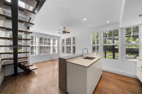 Condo in Miami Beach, Florida, 1 bedroom  № 1953113 - photo 4