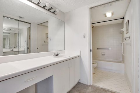 Condo in Pembroke Pines, Florida, 2 bedrooms  № 1739917 - photo 21