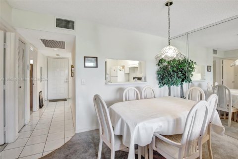 Condo in Pembroke Pines, Florida, 2 bedrooms  № 1739917 - photo 12