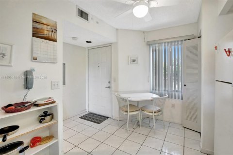 Condo in Pembroke Pines, Florida, 2 bedrooms  № 1739917 - photo 8