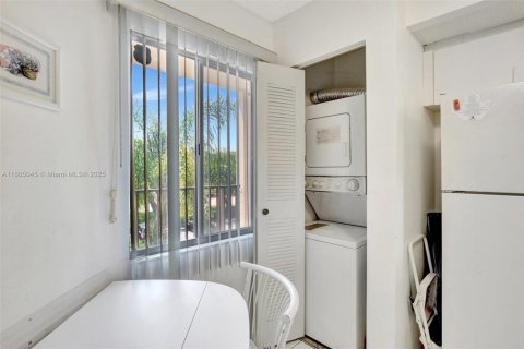 Condo in Pembroke Pines, Florida, 2 bedrooms  № 1739917 - photo 4