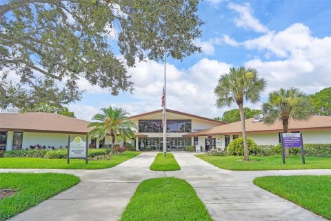 Condo in Pembroke Pines, Florida, 2 bedrooms  № 1739917 - photo 2