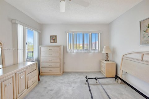 Condo in Pembroke Pines, Florida, 2 bedrooms  № 1739917 - photo 23