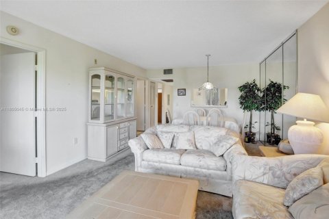 Condo in Pembroke Pines, Florida, 2 bedrooms  № 1739917 - photo 16