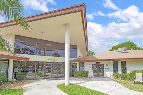 Condo in Pembroke Pines, Florida, 2 bedrooms  № 1739917 - photo 1