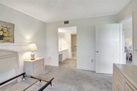 Condo in Pembroke Pines, Florida, 2 bedrooms  № 1739917 - photo 18