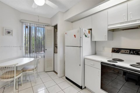 Condo in Pembroke Pines, Florida, 2 bedrooms  № 1739917 - photo 9
