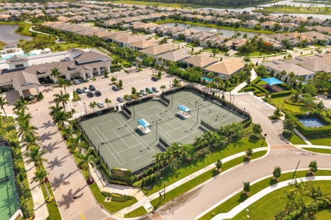 House in Palm Beach Gardens, Florida 3 bedrooms, 221.57 sq.m. № 2244519 - photo 11