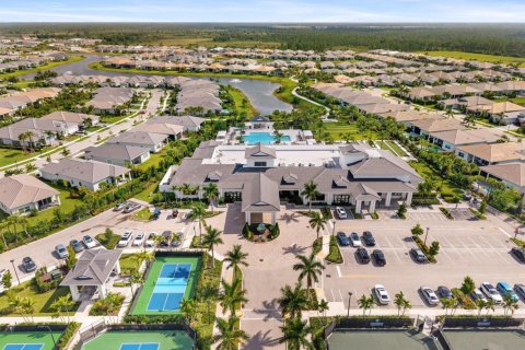 House in Palm Beach Gardens, Florida 3 bedrooms, 221.57 sq.m. № 2244519 - photo 9