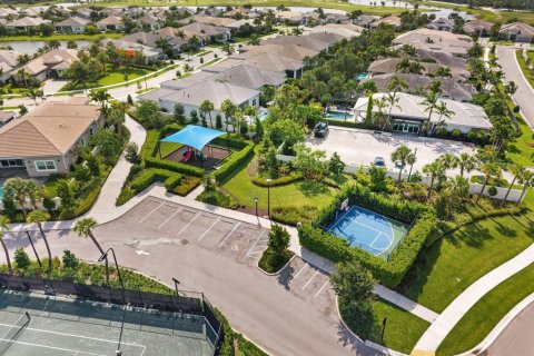 House in Palm Beach Gardens, Florida 3 bedrooms, 221.57 sq.m. № 2244519 - photo 8