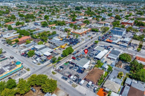 Propiedad comercial en venta en Hialeah, Florida № 1742482 - foto 2
