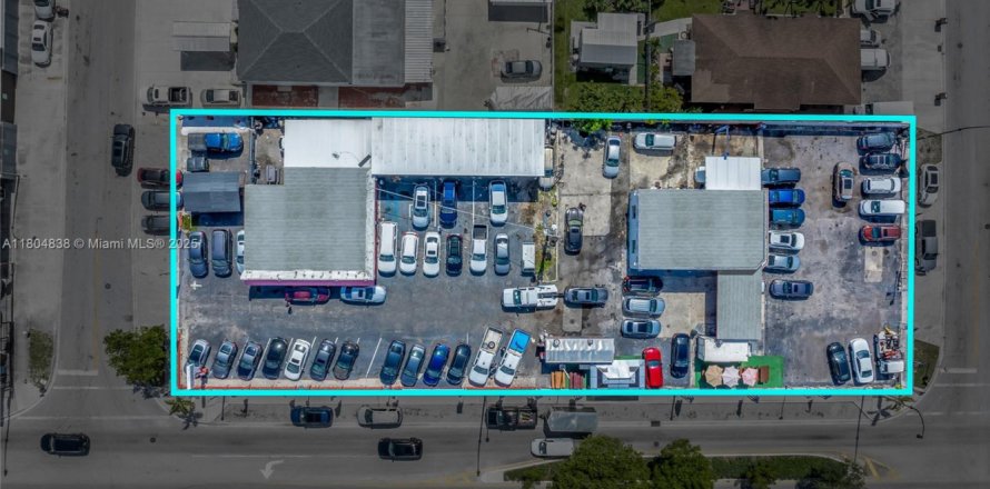 Propiedad comercial en Hialeah, Florida № 1742482
