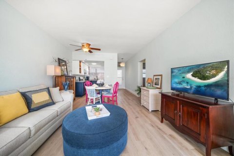 Condo in Saint Pete Beach, Florida, 1 bedroom  № 2213719 - photo 12