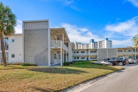 Condo in Saint Pete Beach, Florida, 1 bedroom  № 2213719 - photo 27