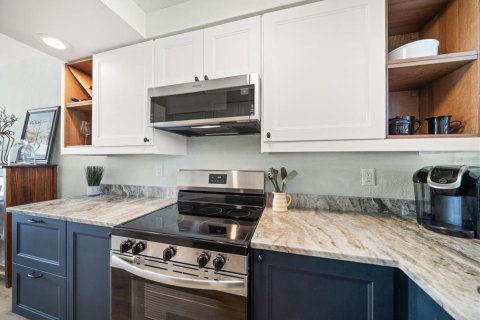 Condo in Saint Pete Beach, Florida, 1 bedroom  № 2213719 - photo 7
