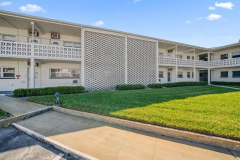 Condo in Saint Pete Beach, Florida, 1 bedroom  № 2213719 - photo 2