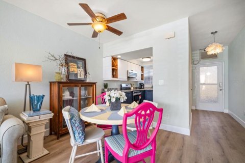 Condo in Saint Pete Beach, Florida, 1 bedroom  № 2213719 - photo 5