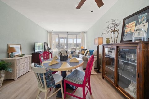 Condo in Saint Pete Beach, Florida, 1 bedroom  № 2213719 - photo 11