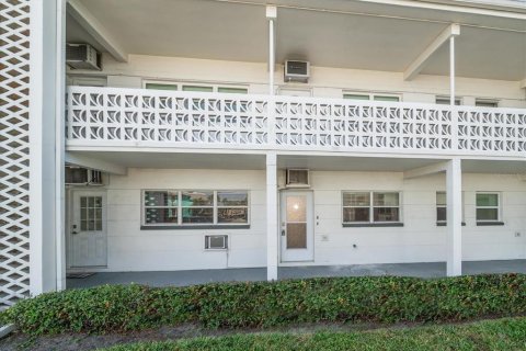 Condo in Saint Pete Beach, Florida, 1 bedroom  № 2213719 - photo 3