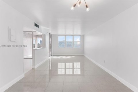 Condo in North Miami Beach, Florida, 2 bedrooms  № 2044198