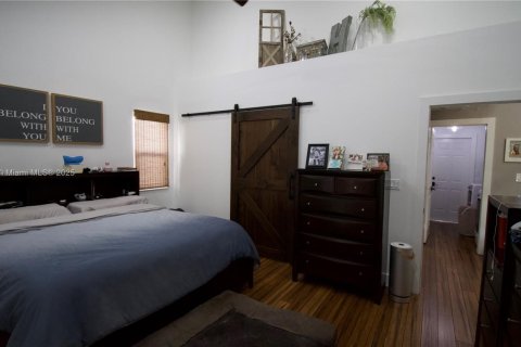 House in Miami, Florida 4 bedrooms, 207.26 sq.m. № 1954147 - photo 15