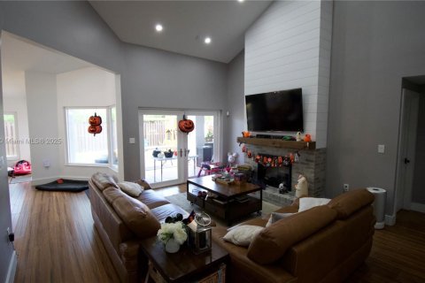 House in Miami, Florida 4 bedrooms, 207.26 sq.m. № 1954147 - photo 4