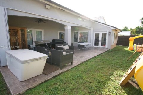 House in Miami, Florida 4 bedrooms, 207.26 sq.m. № 1954147 - photo 30